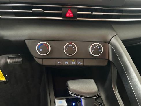 Used 2024 Hyundai Elantra SE image 23