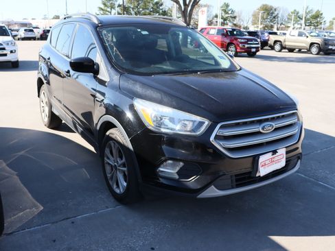 Used 2018 Ford Escape SE image 2