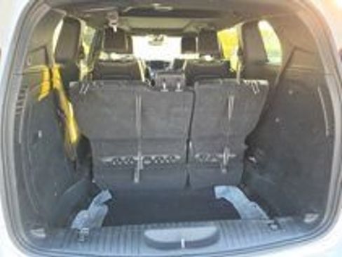 Used 2022 Chrysler Pacifica Limited w/ Uconnect Theater Family Group FWD image 19