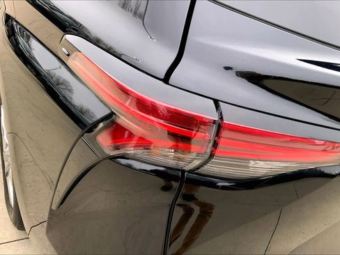 Used 2021 Toyota Sienna Limited image 28