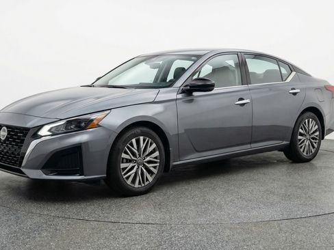 Used 2025 Nissan Altima 2.5 SV image 3
