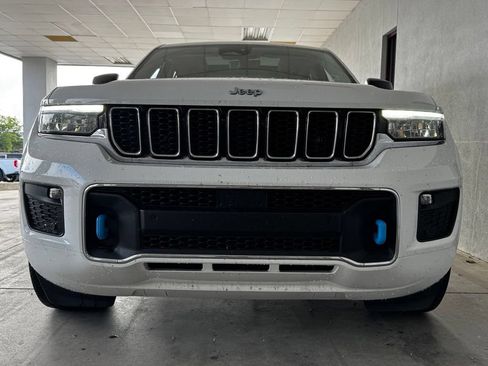 Used 2022 Jeep Grand Cherokee Overland w/ Luxury Tech Group IV AWD/4WD image 4