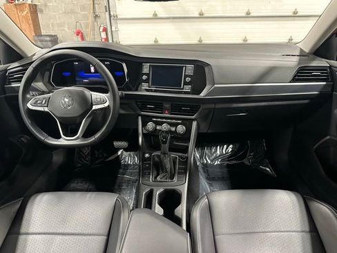 Certified 2022 Volkswagen Jetta SE image 18