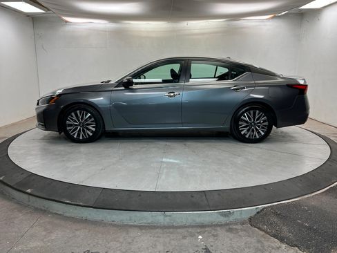 Used 2024 Nissan Altima 2.5 SV image 2