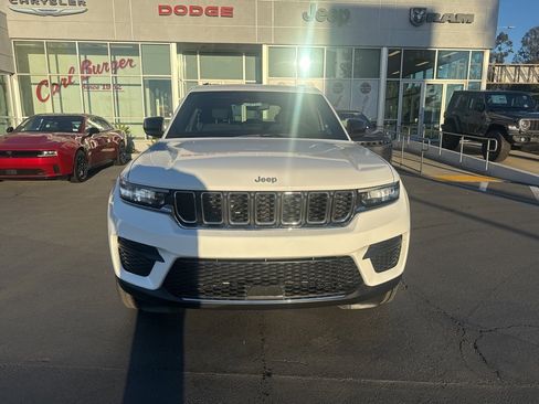 Certified 2024 Jeep Grand Cherokee Laredo w/ Luxury Tech Group I image 2