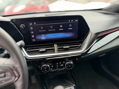 Used 2025 Chevrolet Trax RS w/ Sunroof Package image 17