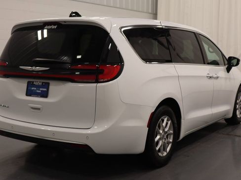 Used 2025 Chrysler Pacifica Select FWD image 10