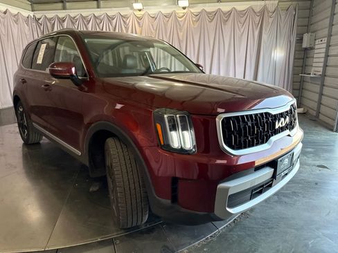 Used 2023 Kia Telluride EX w/ EX Captain's Chair Package FWD image 2
