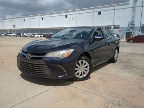 Used 2017 Toyota Camry LE image 1