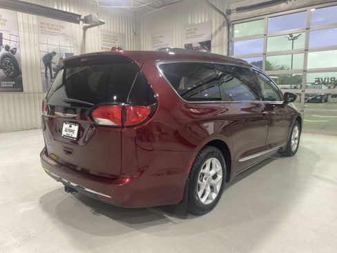 Used 2017 Chrysler Pacifica Touring-L Plus FWD image 8