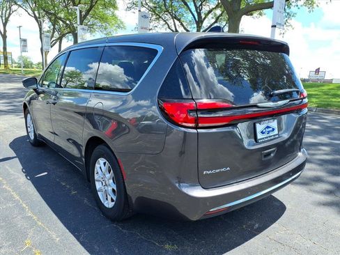 Used 2023 Chrysler Pacifica Touring-L FWD image 5