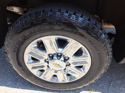 Used 2025 Chevrolet Silverado 2500 High Country w/ High Country Premium Package AWD/4WD image 18
