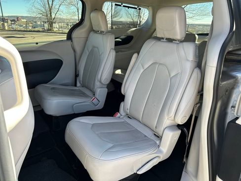 Used 2021 Chrysler Pacifica Touring-L image 20