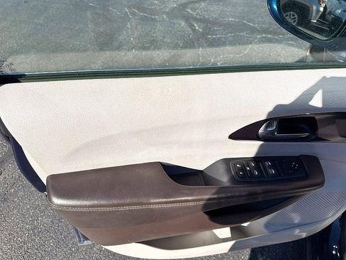 Used 2020 Chrysler Pacifica Touring w/ Advanced Safetytec Group FWD image 18