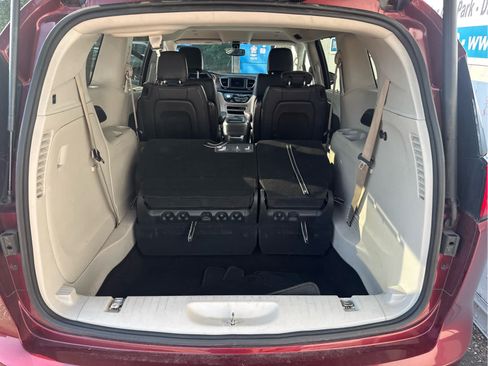 Used 2018 Chrysler Pacifica Touring-L FWD image 37