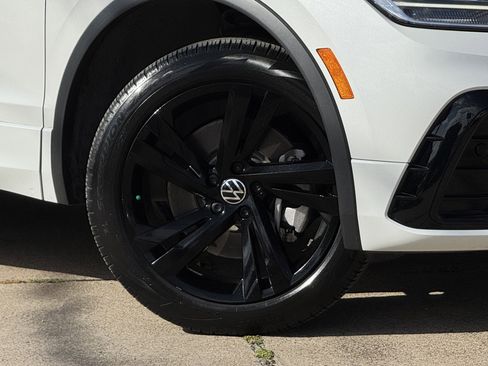 Used 2023 Volkswagen Tiguan SE R-Line image 3