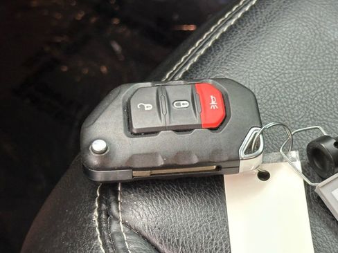 Used 2023 Jeep Wrangler Unlimited Sahara image 35