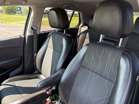 Used 2019 Chevrolet Trax LT w/ LT Convenience Package FWD image 16