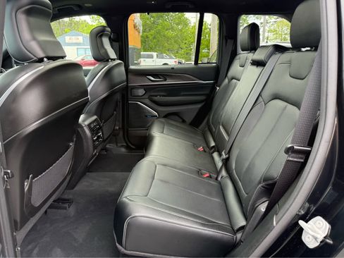 Used 2023 Jeep Grand Cherokee Overland w/ Luxury Tech Group IV AWD/4WD image 25