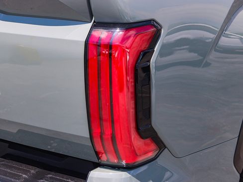 Used 2024 Toyota Tundra Limited AWD/4WD image 10