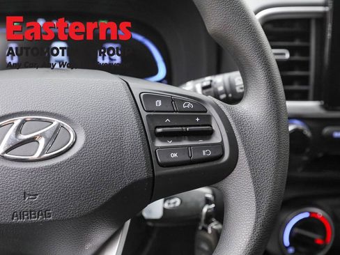 Used 2025 Hyundai Venue SE image 16