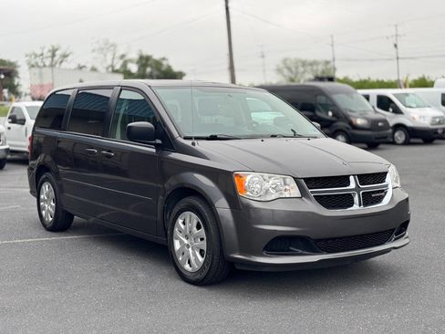 Used 2017 Dodge Grand Caravan SE FWD image 3