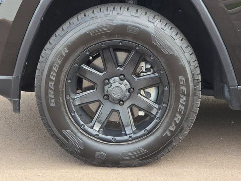 Used 2018 Jeep Grand Cherokee Laredo AWD/4WD image 26