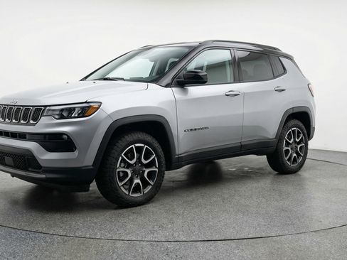Used 2025 Jeep Compass Trailhawk AWD/4WD image 3