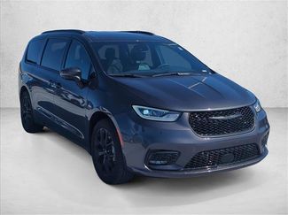 Used 2023 Chrysler Pacifica Touring-L w/ S Appearance Package video 3