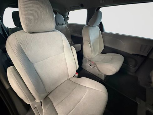 Used 2020 Toyota Sienna L FWD image 19