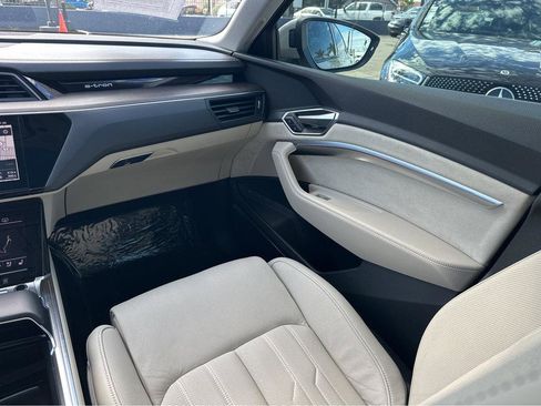 Used 2021 Audi e-tron Prestige w/ Prestige Package image 18
