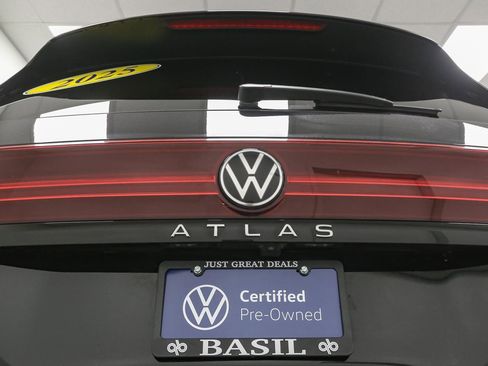 Certified 2025 Volkswagen Atlas Peak Edition SE AWD/4WD image 15