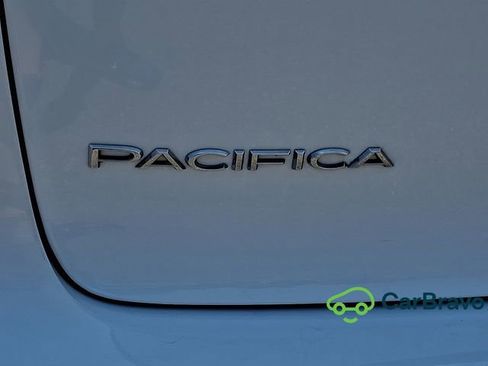 Used 2023 Chrysler Pacifica Touring-L FWD image 30