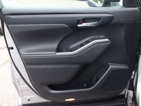 Used 2024 Toyota Highlander XLE image 13