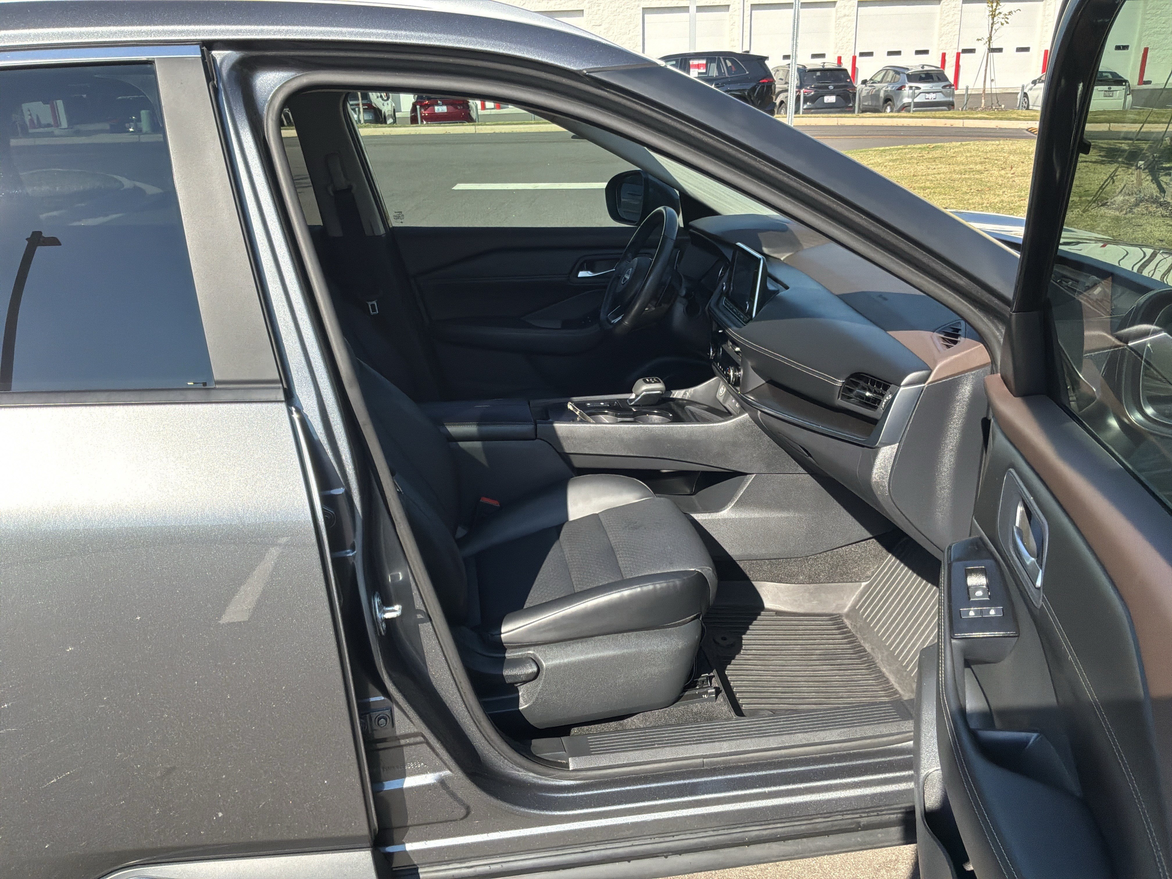 Used 2023 Nissan Rogue SV w/ SV Premium B Package FWD image 32