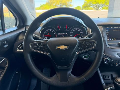 Used 2019 Chevrolet Cruze LT w/ Convenience Package FWD image 10
