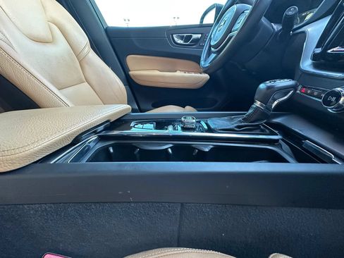 Used 2019 Volvo XC60 T5 Momentum w/ Multimedia Package FWD image 21