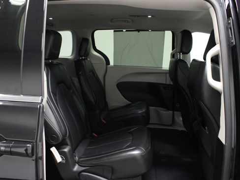 Used 2023 Chrysler Pacifica Touring-L FWD image 16