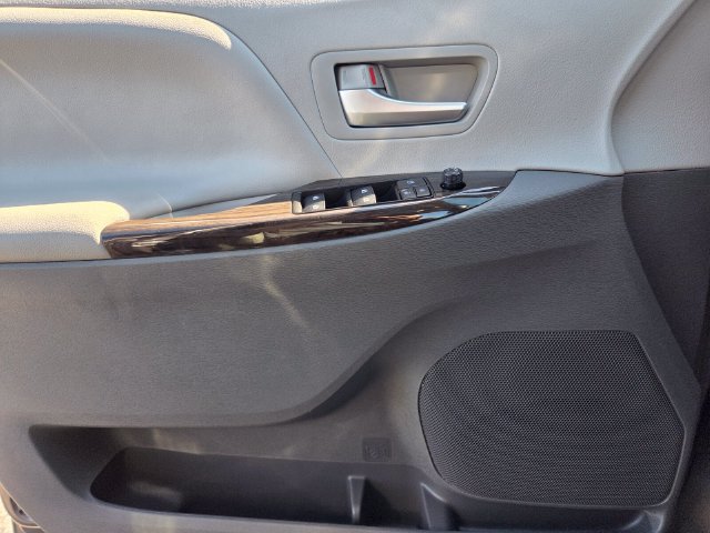 Used 2020 Toyota Sienna XLE Premium FWD image 22