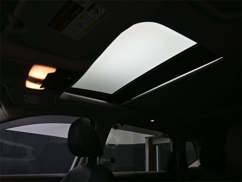 Used 2021 Nissan Rogue SL image 2