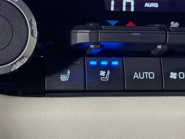 Used 2023 Toyota Sequoia Capstone AWD/4WD image 24