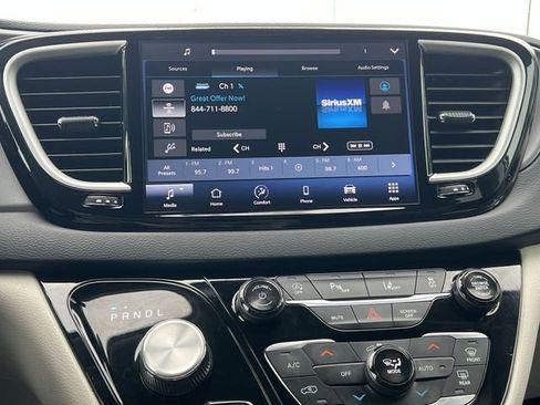 Used 2024 Chrysler Pacifica Touring-L FWD image 19