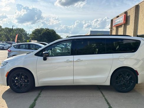 Used 2025 Chrysler Pacifica Limited FWD image 4