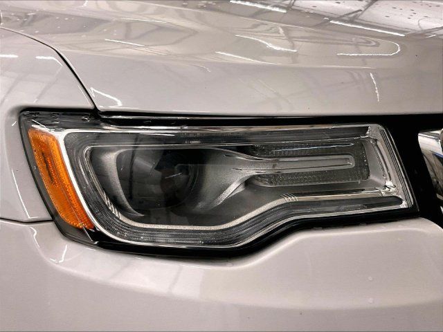Used 2020 Jeep Grand Cherokee Overland AWD/4WD image 27