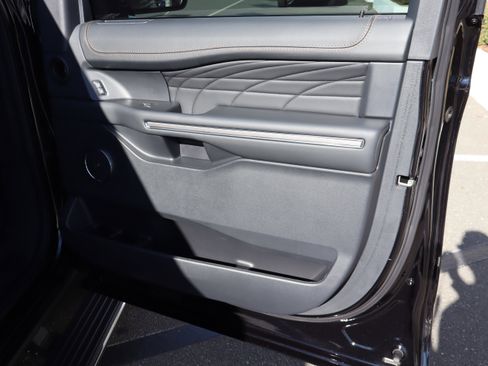 Used 2024 Ford Expedition Platinum image 41