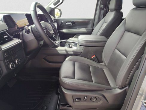 Used 2025 Chevrolet Suburban Z71 AWD/4WD image 10