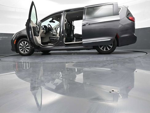 Used 2020 Chrysler Pacifica Touring-L Plus FWD image 52