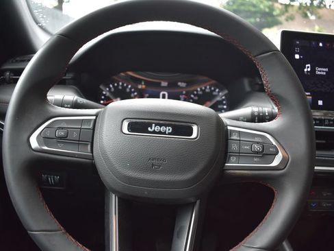Used 2025 Jeep Compass Trailhawk AWD/4WD image 12