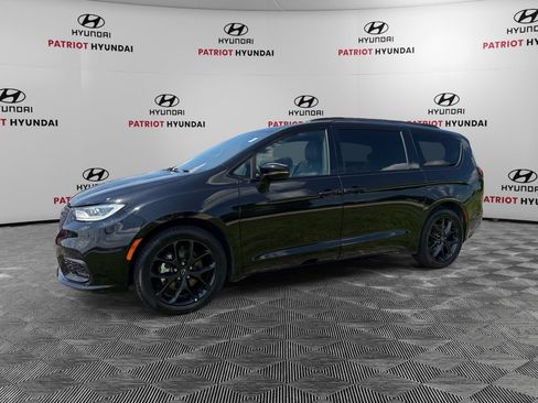 Used 2025 Chrysler Pacifica Limited FWD image 7