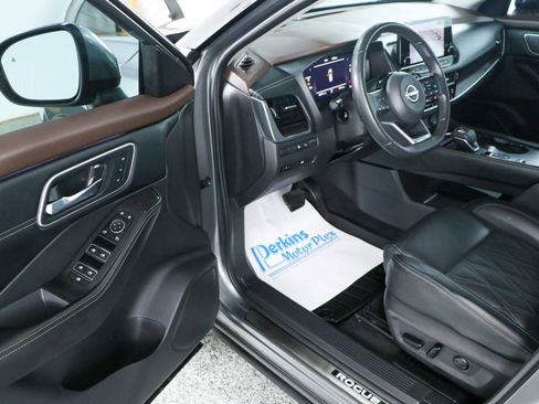 Used 2023 Nissan Rogue Platinum w/ Platinum Premium Package image 3